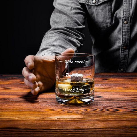 Etui na whisky ze szklankami Who cares na urodziny Etui na whisky ze szklankami Who cares na urodziny