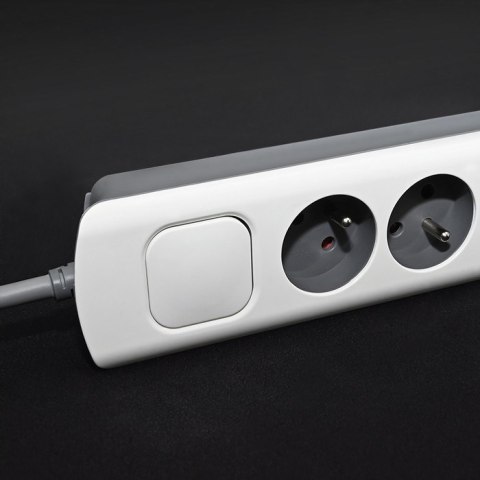 Qoltec QOLTEC LISTWA ZASILAJĄCA ANTYPRZEPIĘCIOWA | 6 GNIAZD | 2 X USB | 1.8M | BIAŁO-SZARA Qoltec QOLTEC LISTWA ZASILAJĄCA ANTYPRZEPIĘCIOWA | 6 GNIAZD | 2 X USB | 1.8M | BIAŁO-SZARA