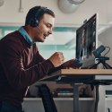 POLY Poly Zestaw słuchawkowy Voyager Focus 2 z certyfikatem Microsoft Teams USB-C-C + przejściówka USB-C/A + podstawka ładująca 9T9J6