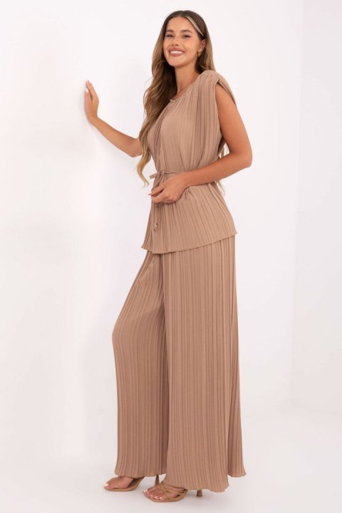 Spodnie Komplet Model MI-KMPL-A2554.69 Camel - Italy Moda Spodnie Komplet Model MI-KMPL-A2554.69 Camel - Italy Moda