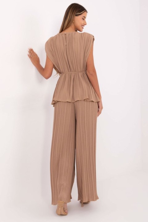 Spodnie Komplet Model MI-KMPL-A2554.69 Camel - Italy Moda Spodnie Komplet Model MI-KMPL-A2554.69 Camel - Italy Moda