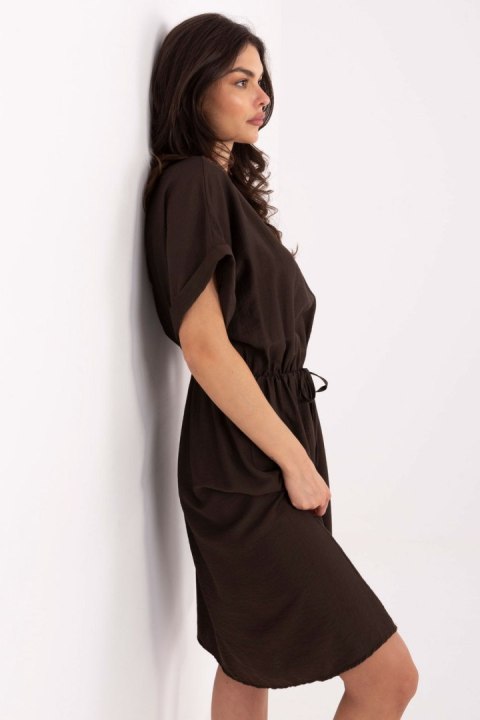Sukienka Model MI-SK-A63751.67 Dark Brown - Italy Moda Sukienka Model MI-SK-A63751.67 Dark Brown - Italy Moda