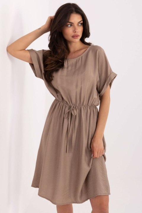 Sukienka Model MI-SK-A63751.67 Dark Beige - Italy Moda Sukienka Model MI-SK-A63751.67 Dark Beige - Italy Moda