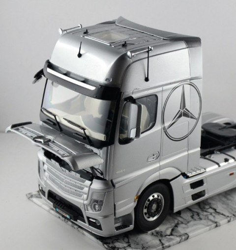 Mercedes Benz Actros MP4 Gigaspace Italeri Mercedes Benz Actros MP4 Gigaspace Italeri