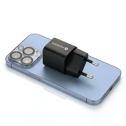 Ładowarka USB/USB-C QC3.0 30W technologia GaN Czarna EverActive Ładowarka USB/USB-C QC3.0 30W technologia GaN Czarna EverActive