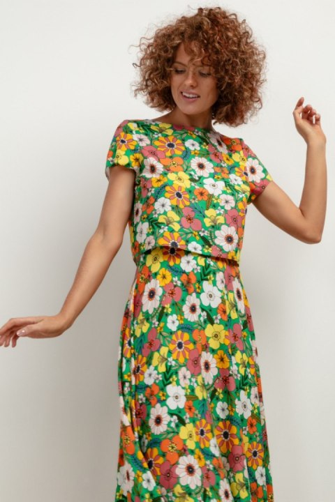Bluzka Model T408 Kwiaty na zielonym tle - Tessita Bluzka Model T408 Kwiaty na zielonym tle - Tessita
