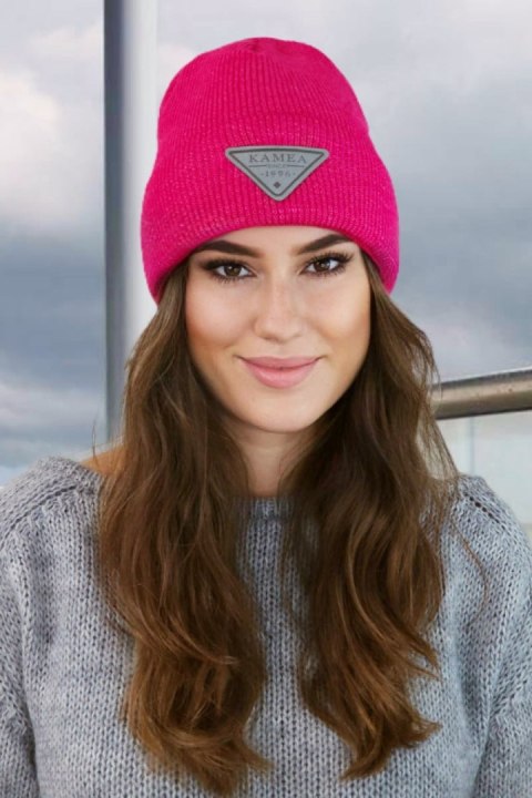 NAOMI beanie czapka zimowa z aplikacją kolor malinowy - Kamea NAOMI beanie czapka zimowa z aplikacją kolor malinowy - Kamea