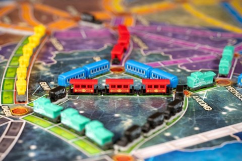 Dodatek do gry Wsiąść do pociągu: Ekskluzywny zestaw pociągów - czerwony Rebel Dodatek do gry Wsiąść do pociągu: Ekskluzywny zestaw pociągów - czerwony Rebel