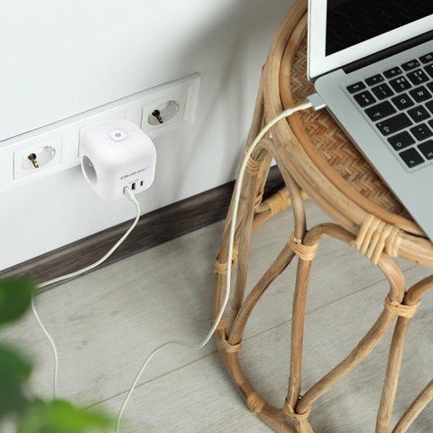 Kostka zasilająca przedłużacz 6w1 z podświetlanym włącznikiem | 3x AC | 2x USB | 1x USB-C PD 20W | biała Qoltec Kostka zasilająca przedłużacz 6w1 z podświetlanym włącznikiem | 3x AC | 2x USB | 1x USB-C PD 20W | biała Qoltec