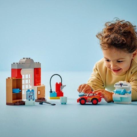 Klocki DUPLO Disney 10456 Wizyta McQueena w warsztacie Wójta LEGO