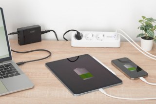 Listwa zasilająca biurkowa, 3 gniazda Schuko, 2x USB-A (2x 12W), 1x USB-C (30W) z zaciskiem na blat, kabel 1,5m, biała