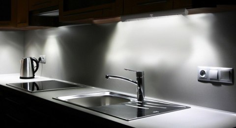 Lampka kuchenna podszafkowa z czujnikiem ruchu 6LED podłużna MCE123 5xAAA