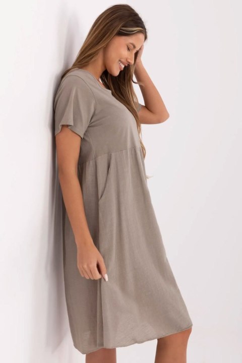 Sukienka Model MO-SK-1005.67 Dark Beige - Italy Moda Sukienka Model MO-SK-1005.67 Dark Beige - Italy Moda
