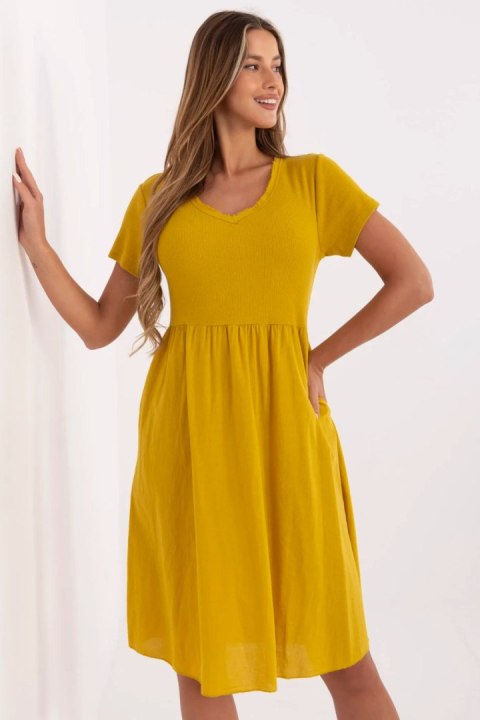 Sukienka Model DHJ-SK-25370.85 Dark Yellow - Italy Moda Sukienka Model DHJ-SK-25370.85 Dark Yellow - Italy Moda