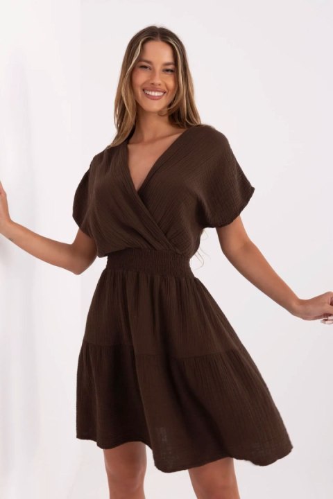 Sukienka Model MI-SK-92160.00 Dark Brown - Italy Moda Sukienka Model MI-SK-92160.00 Dark Brown - Italy Moda